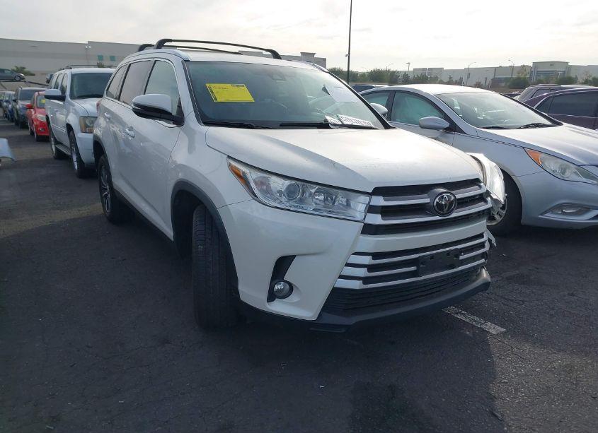 Photo 13 of 2019 Toyota Highlander XLE (VIN 5TDKZRFH6KS563389)