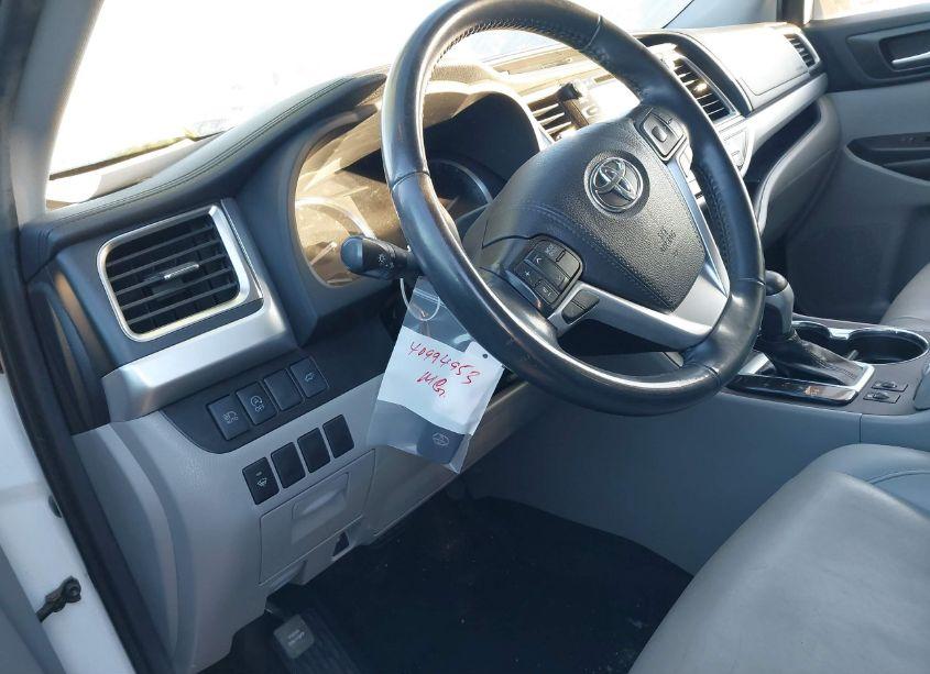 Photo 17 of 2019 Toyota Highlander XLE (VIN 5TDKZRFH6KS563389)