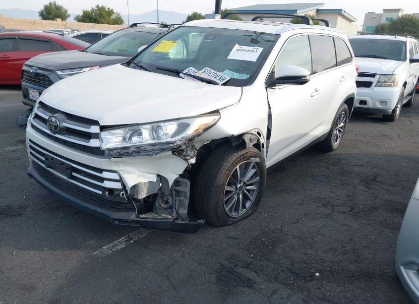 Photo 2 of 2019 Toyota Highlander XLE (VIN 5TDKZRFH6KS563389)