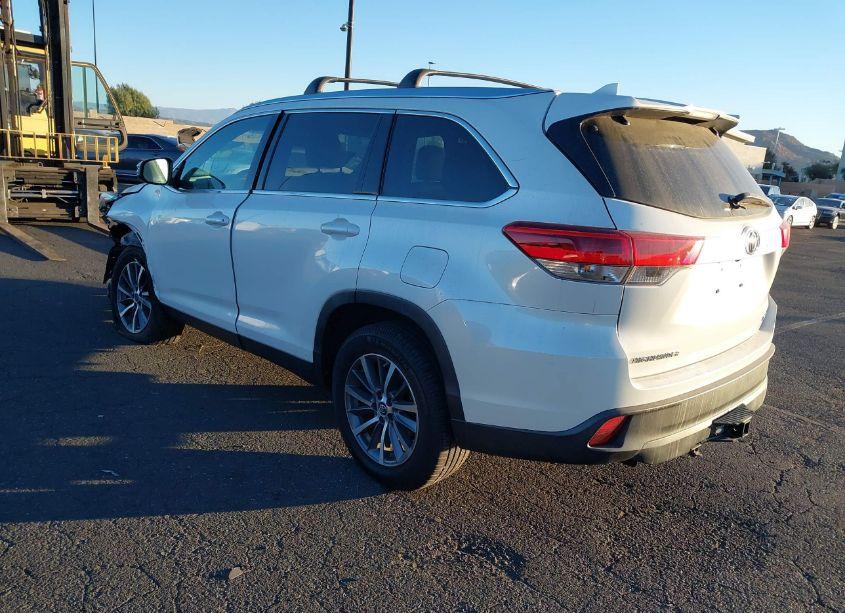 Photo 3 of 2019 Toyota Highlander XLE (VIN 5TDKZRFH6KS563389)