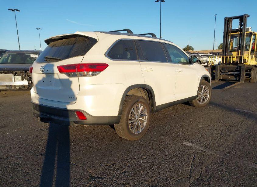 Photo 4 of 2019 Toyota Highlander XLE (VIN 5TDKZRFH6KS563389)