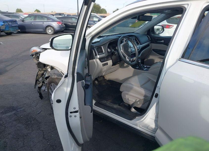 Photo 5 of 2019 Toyota Highlander XLE (VIN 5TDKZRFH6KS563389)