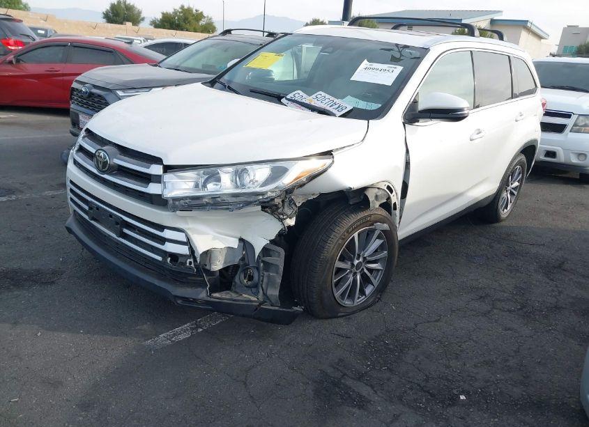 Photo 6 of 2019 Toyota Highlander XLE (VIN 5TDKZRFH6KS563389)