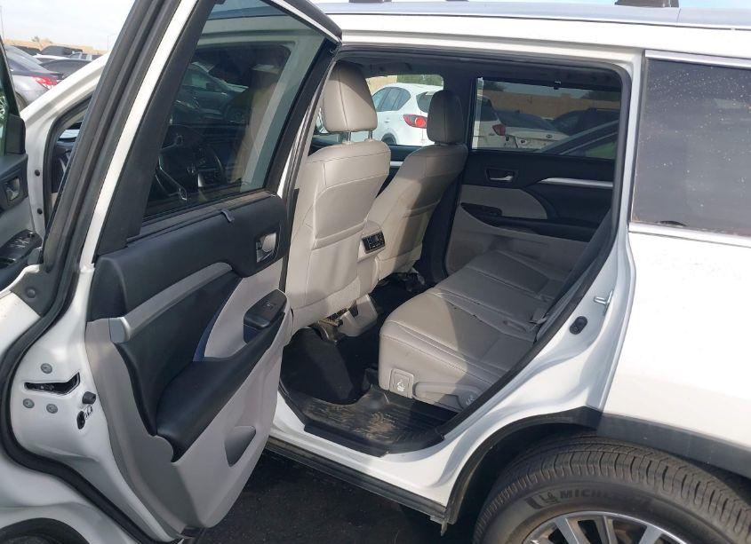 Photo 8 of 2019 Toyota Highlander XLE (VIN 5TDKZRFH6KS563389)