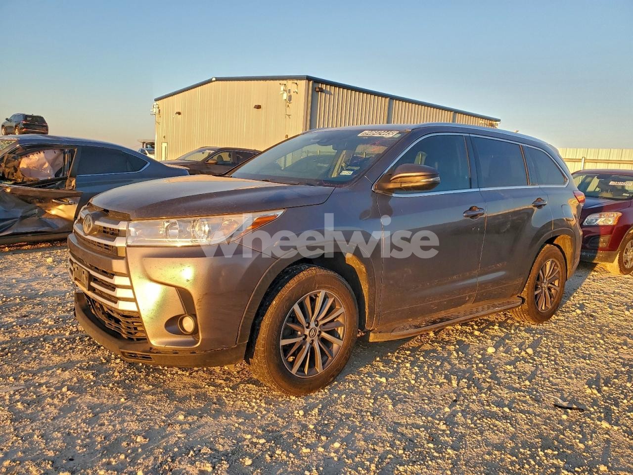 2017 TOYOTA HIGHLANDER SE (VIN 5TDKZRFH7HS520124) main photo