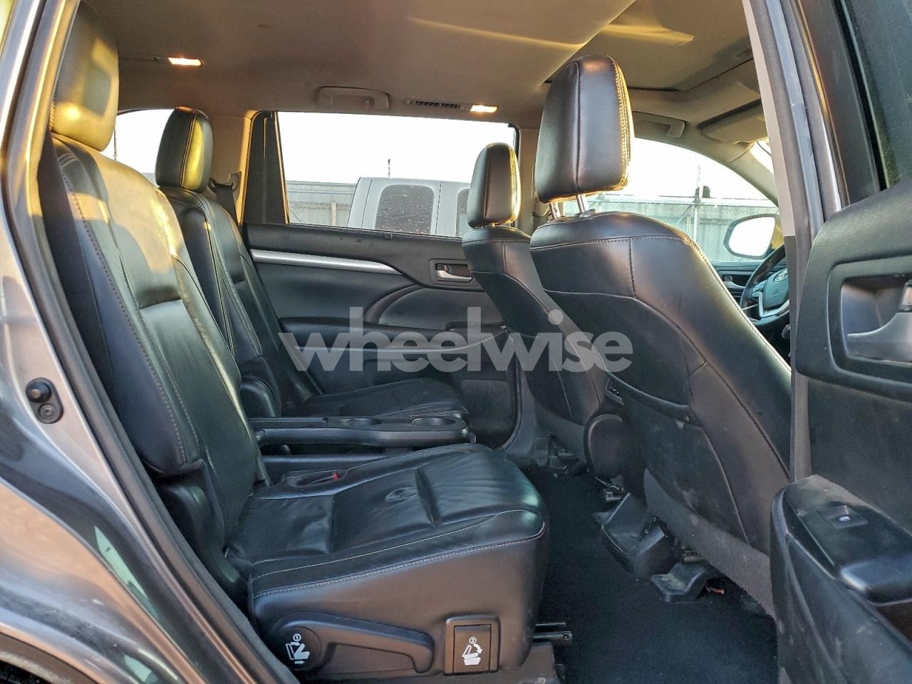 Photo 11 of 2017 TOYOTA HIGHLANDER SE (VIN 5TDKZRFH7HS520124)