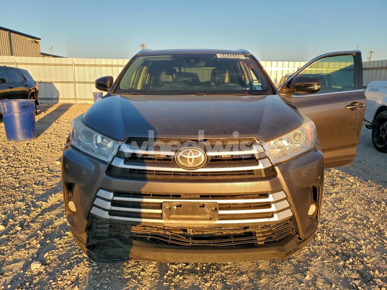Photo 12 of 2017 TOYOTA HIGHLANDER SE (VIN 5TDKZRFH7HS520124)