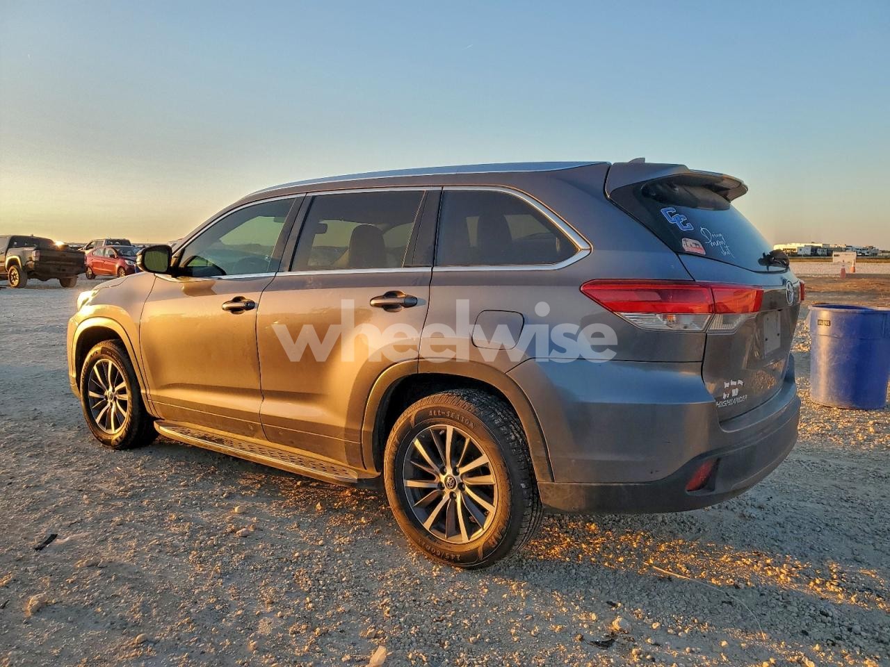 Photo 2 of 2017 TOYOTA HIGHLANDER SE (VIN 5TDKZRFH7HS520124)