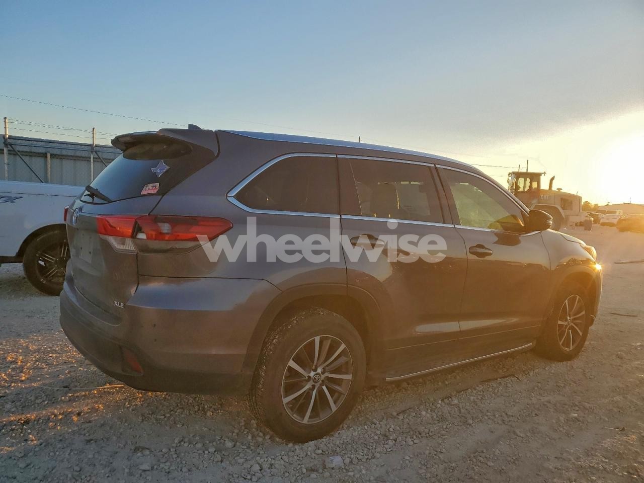 Photo 3 of 2017 TOYOTA HIGHLANDER SE (VIN 5TDKZRFH7HS520124)