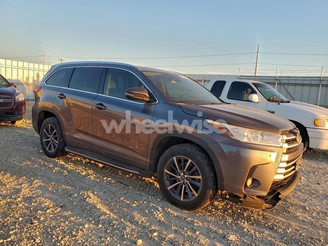 Photo 4 of 2017 TOYOTA HIGHLANDER SE (VIN 5TDKZRFH7HS520124)