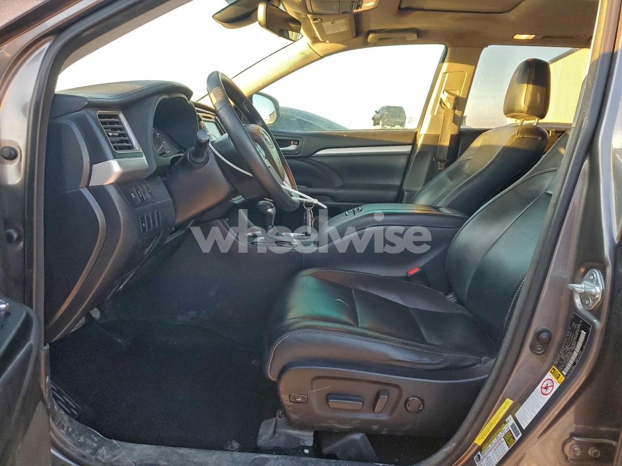 Photo 7 of 2017 TOYOTA HIGHLANDER SE (VIN 5TDKZRFH7HS520124)