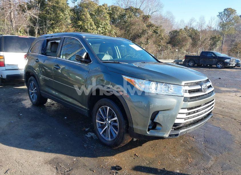 2018 Toyota Highlander XLE (VIN 5TDKZRFH7JS238037) main photo