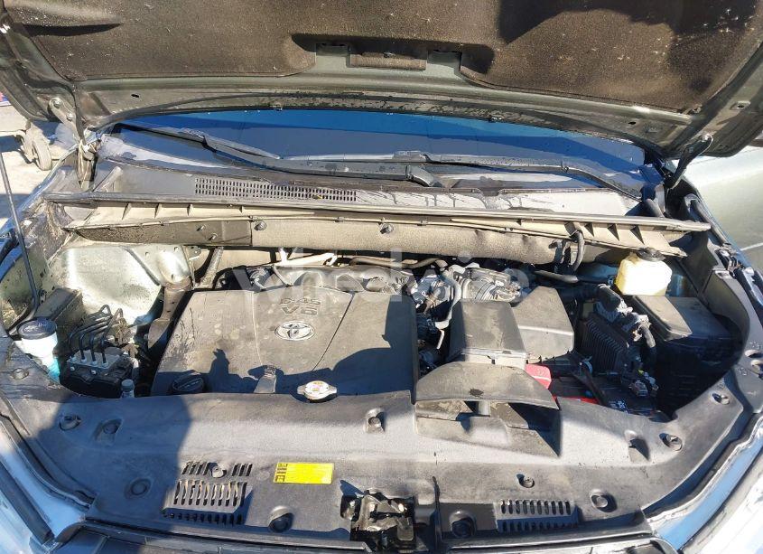 Photo 10 of 2018 Toyota Highlander XLE (VIN 5TDKZRFH7JS238037)