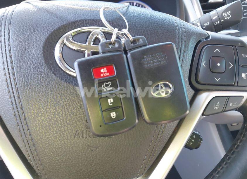 Photo 11 of 2018 Toyota Highlander XLE (VIN 5TDKZRFH7JS238037)