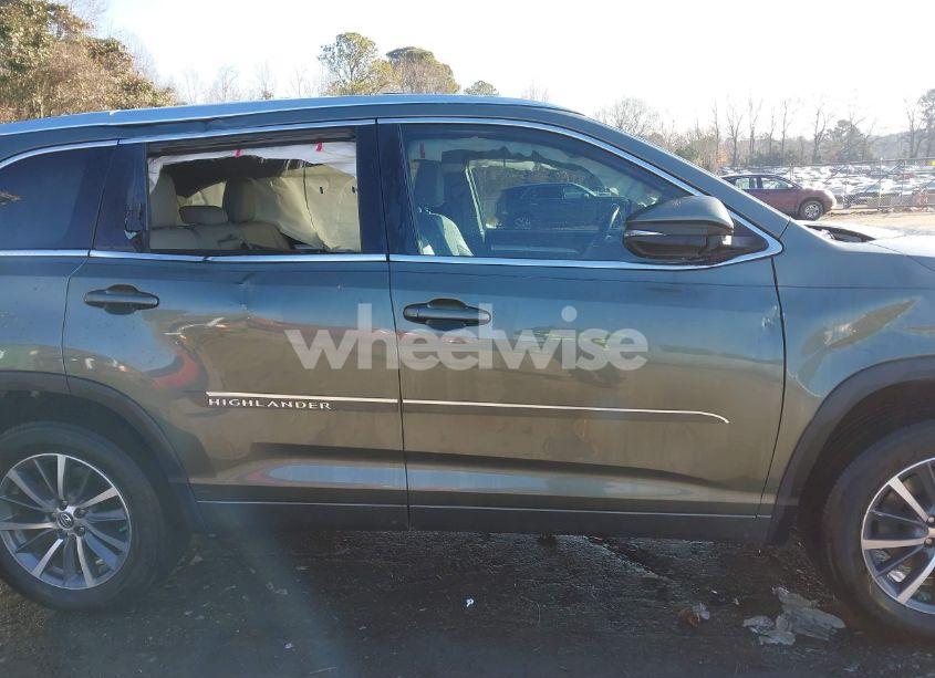 Photo 13 of 2018 Toyota Highlander XLE (VIN 5TDKZRFH7JS238037)