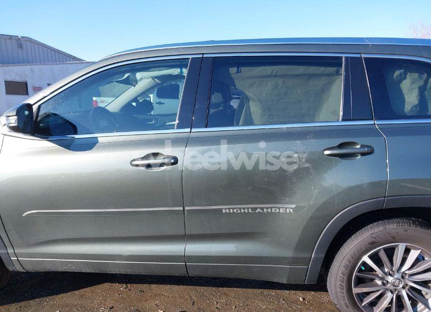 Photo 14 of 2018 Toyota Highlander XLE (VIN 5TDKZRFH7JS238037)