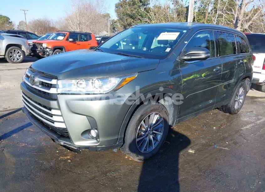 Photo 2 of 2018 Toyota Highlander XLE (VIN 5TDKZRFH7JS238037)