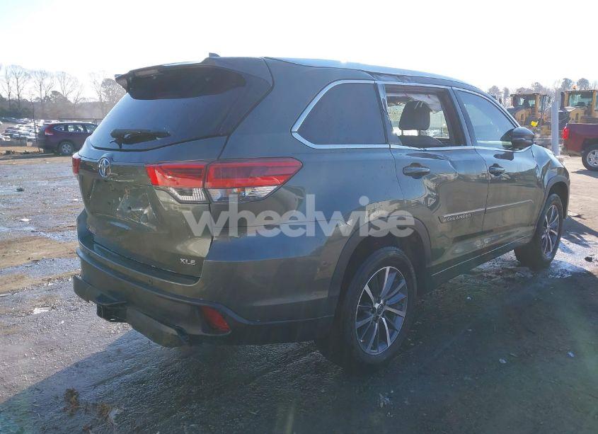 Photo 4 of 2018 Toyota Highlander XLE (VIN 5TDKZRFH7JS238037)