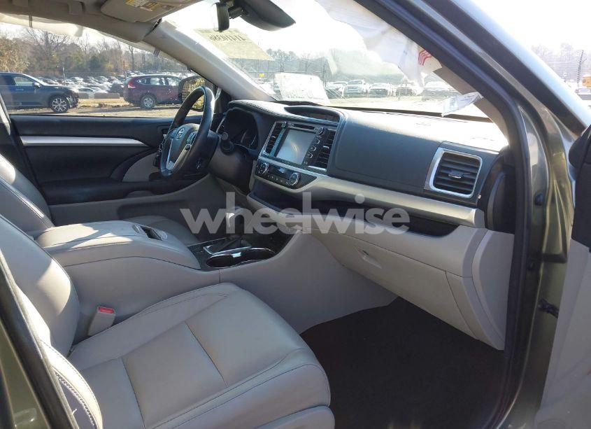 Photo 5 of 2018 Toyota Highlander XLE (VIN 5TDKZRFH7JS238037)