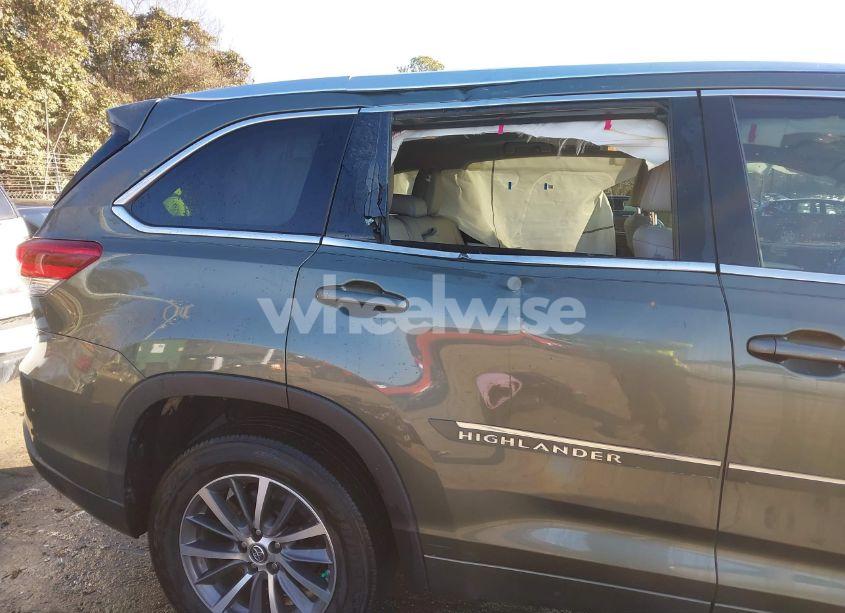 Photo 6 of 2018 Toyota Highlander XLE (VIN 5TDKZRFH7JS238037)