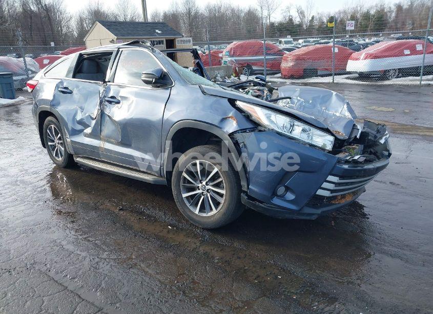 2018 Toyota Highlander XLE (VIN 5TDKZRFH7JS256702) main photo