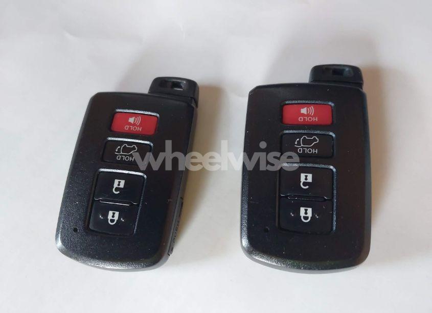 Photo 11 of 2018 Toyota Highlander XLE (VIN 5TDKZRFH7JS256702)