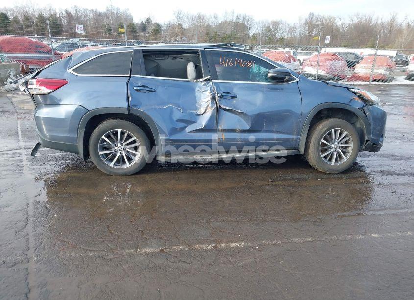 Photo 13 of 2018 Toyota Highlander XLE (VIN 5TDKZRFH7JS256702)