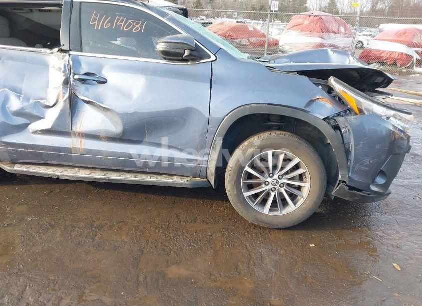 Photo 18 of 2018 Toyota Highlander XLE (VIN 5TDKZRFH7JS256702)
