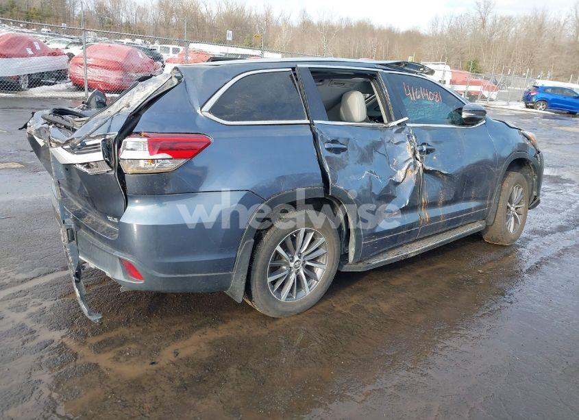Photo 4 of 2018 Toyota Highlander XLE (VIN 5TDKZRFH7JS256702)
