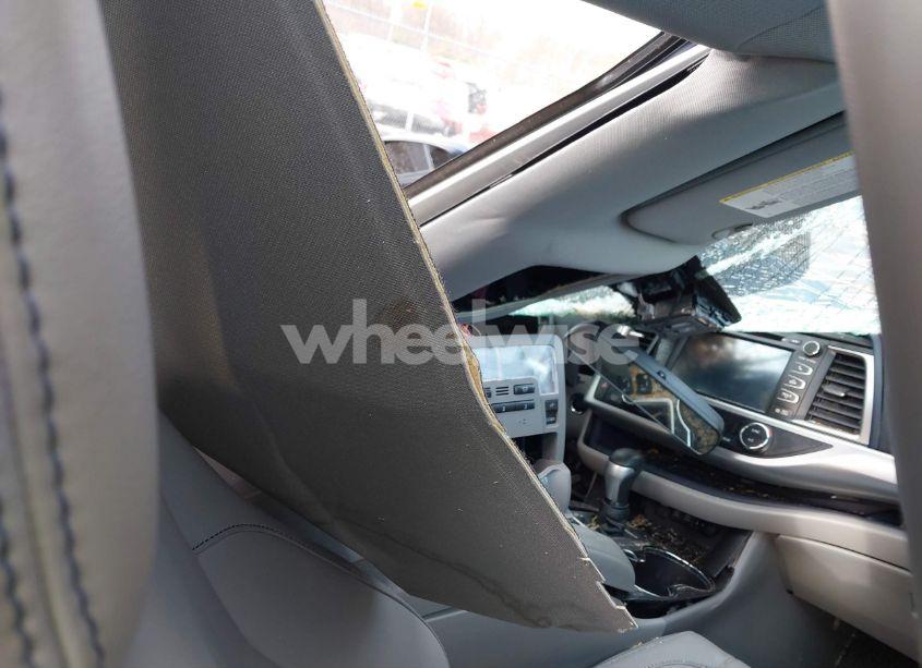 Photo 5 of 2018 Toyota Highlander XLE (VIN 5TDKZRFH7JS256702)