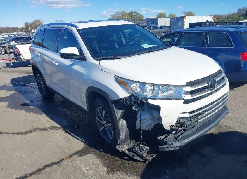 2019 Toyota Highlander XLE (VIN 5TDKZRFH7KS306094) main photo