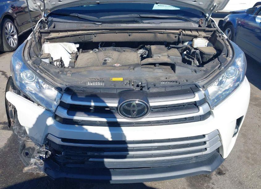Photo 10 of 2019 Toyota Highlander XLE (VIN 5TDKZRFH7KS306094)