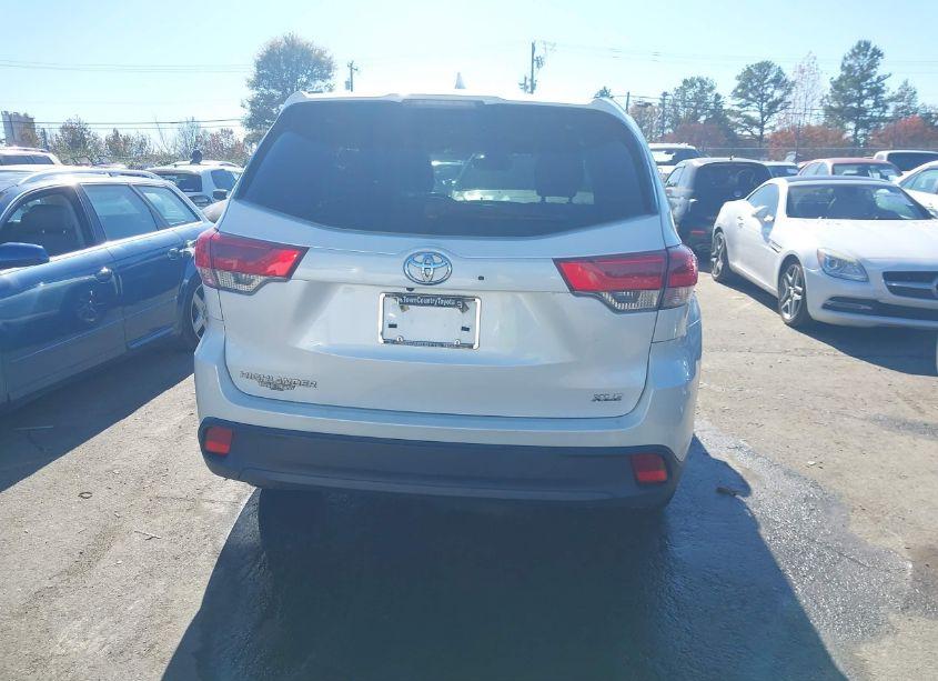 Photo 16 of 2019 Toyota Highlander XLE (VIN 5TDKZRFH7KS306094)