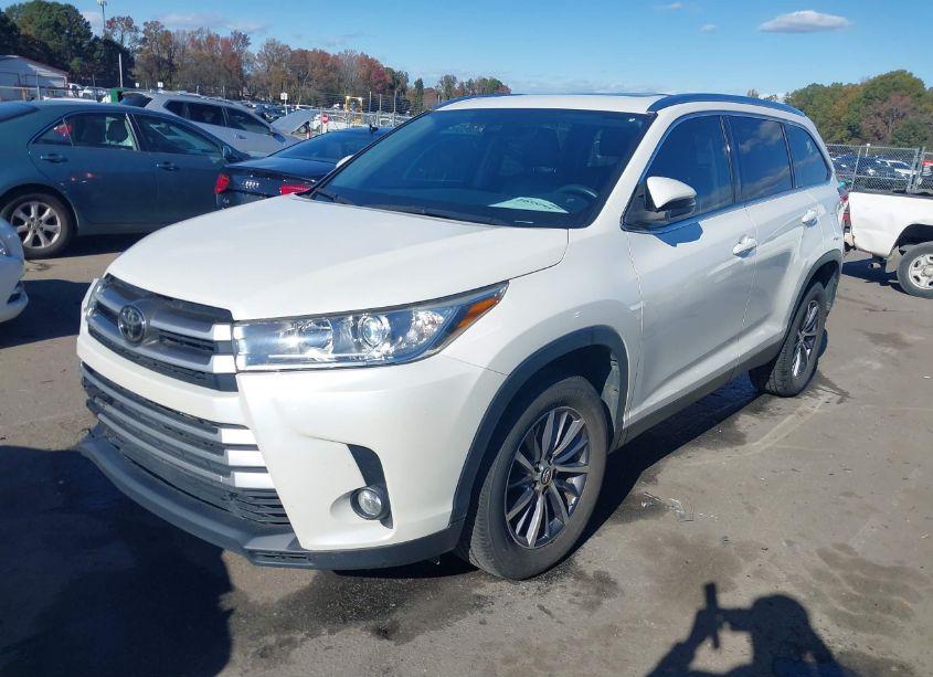Photo 2 of 2019 Toyota Highlander XLE (VIN 5TDKZRFH7KS306094)