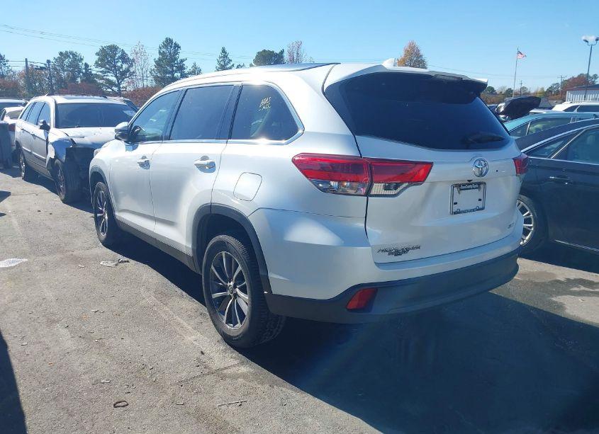 Photo 3 of 2019 Toyota Highlander XLE (VIN 5TDKZRFH7KS306094)