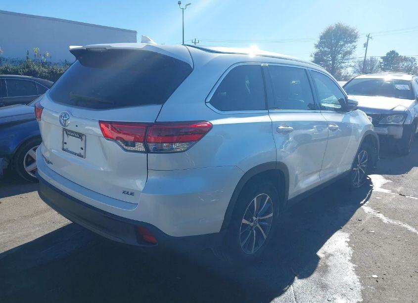 Photo 4 of 2019 Toyota Highlander XLE (VIN 5TDKZRFH7KS306094)