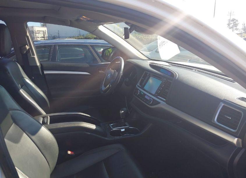 Photo 5 of 2019 Toyota Highlander XLE (VIN 5TDKZRFH7KS306094)