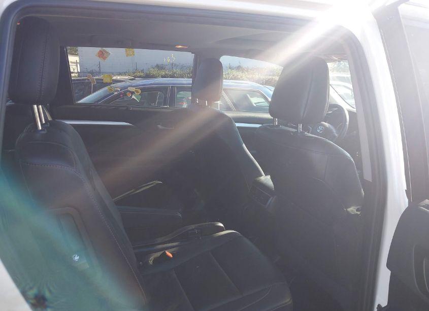 Photo 8 of 2019 Toyota Highlander XLE (VIN 5TDKZRFH7KS306094)