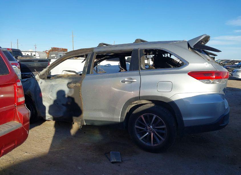 Photo 14 of 2019 Toyota Highlander XLE (VIN 5TDKZRFH7KS368482)