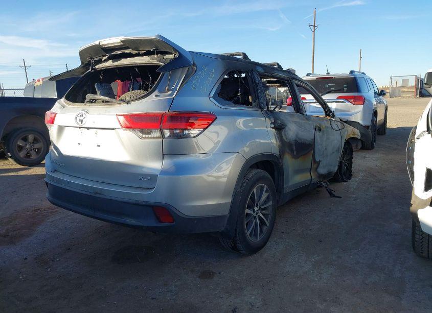 Photo 4 of 2019 Toyota Highlander XLE (VIN 5TDKZRFH7KS368482)