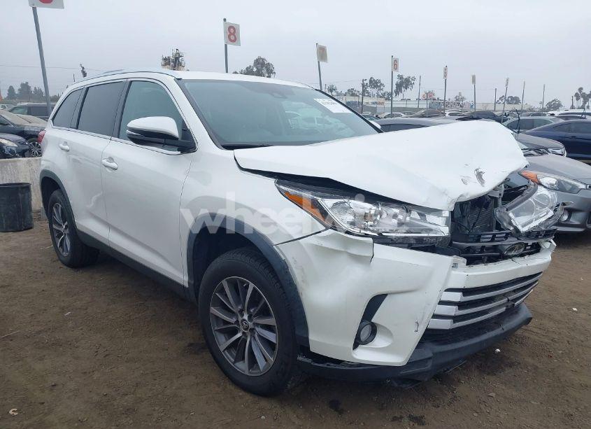 2019 Toyota Highlander XLE (VIN 5TDKZRFH7KS562431) main photo