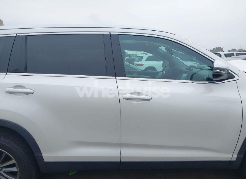 Photo 12 of 2019 Toyota Highlander XLE (VIN 5TDKZRFH7KS562431)