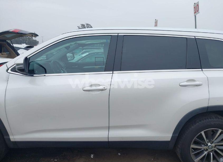 Photo 13 of 2019 Toyota Highlander XLE (VIN 5TDKZRFH7KS562431)