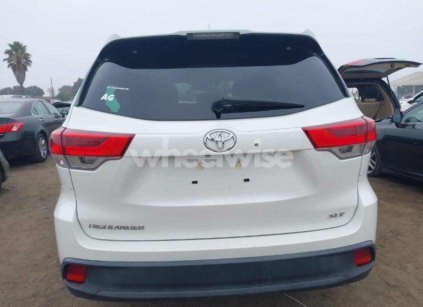 Photo 15 of 2019 Toyota Highlander XLE (VIN 5TDKZRFH7KS562431)