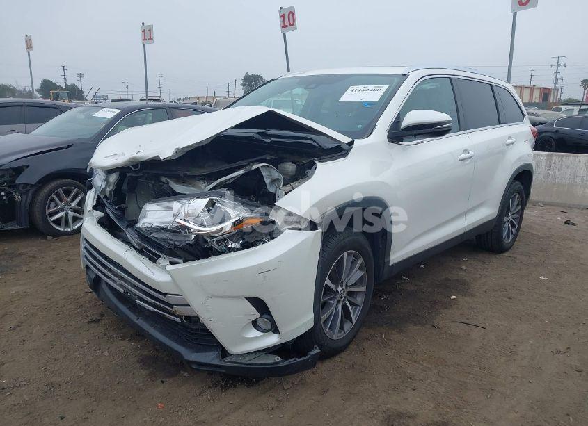 Photo 2 of 2019 Toyota Highlander XLE (VIN 5TDKZRFH7KS562431)