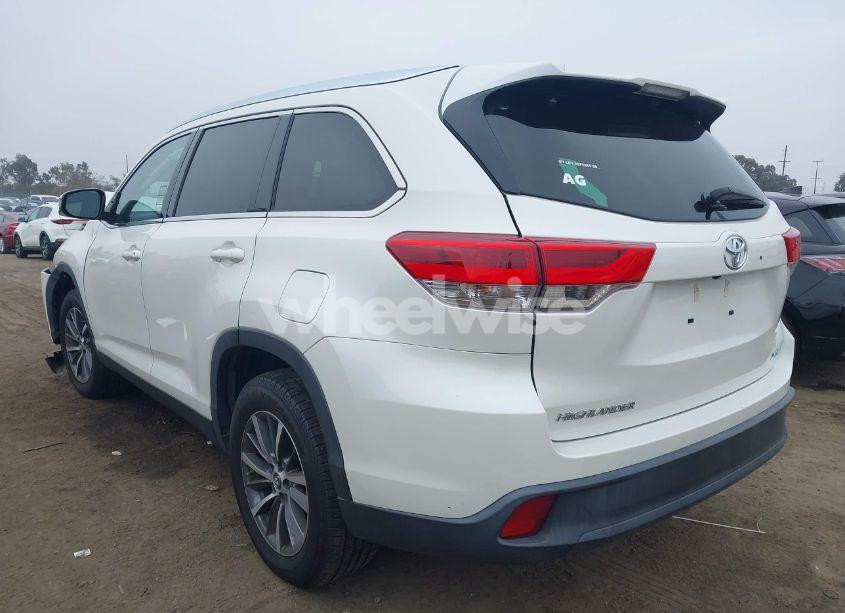 Photo 3 of 2019 Toyota Highlander XLE (VIN 5TDKZRFH7KS562431)