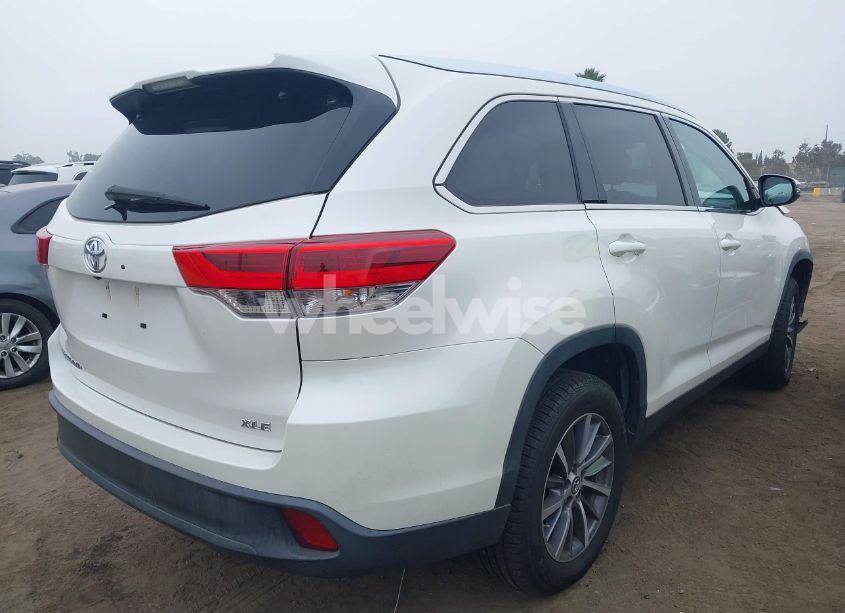 Photo 4 of 2019 Toyota Highlander XLE (VIN 5TDKZRFH7KS562431)