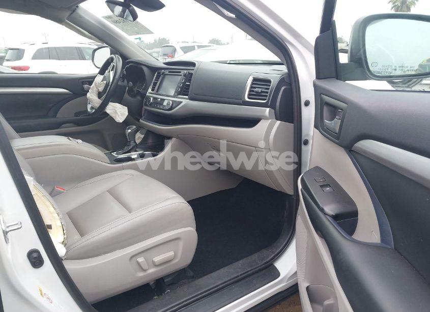 Photo 5 of 2019 Toyota Highlander XLE (VIN 5TDKZRFH7KS562431)