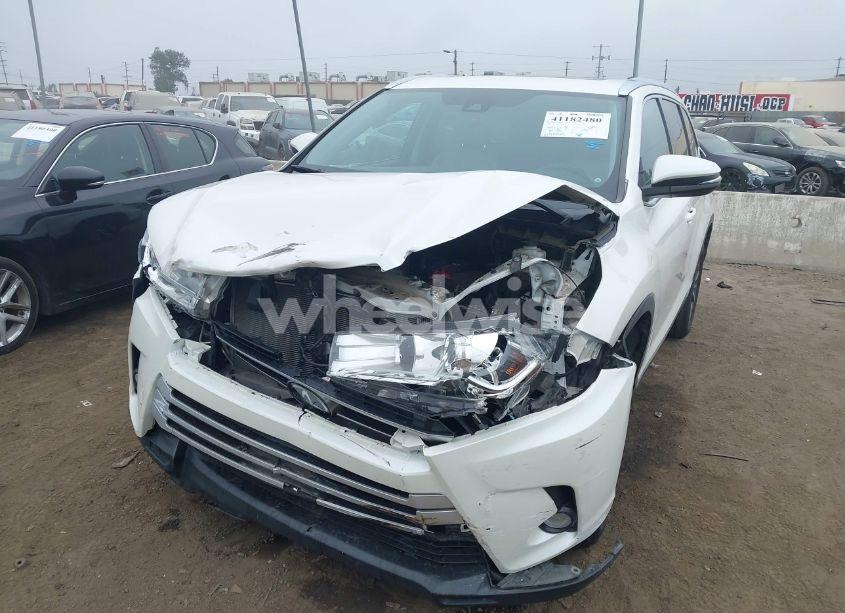 Photo 6 of 2019 Toyota Highlander XLE (VIN 5TDKZRFH7KS562431)
