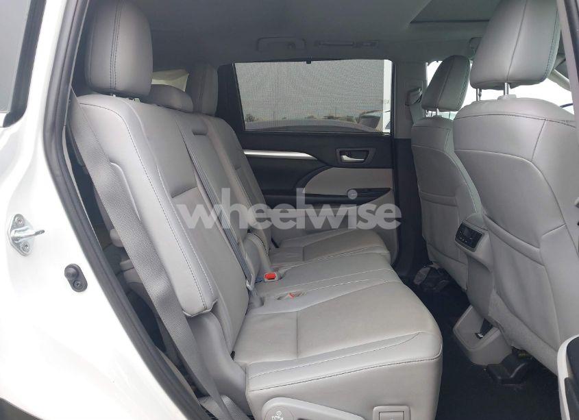 Photo 8 of 2019 Toyota Highlander XLE (VIN 5TDKZRFH7KS562431)